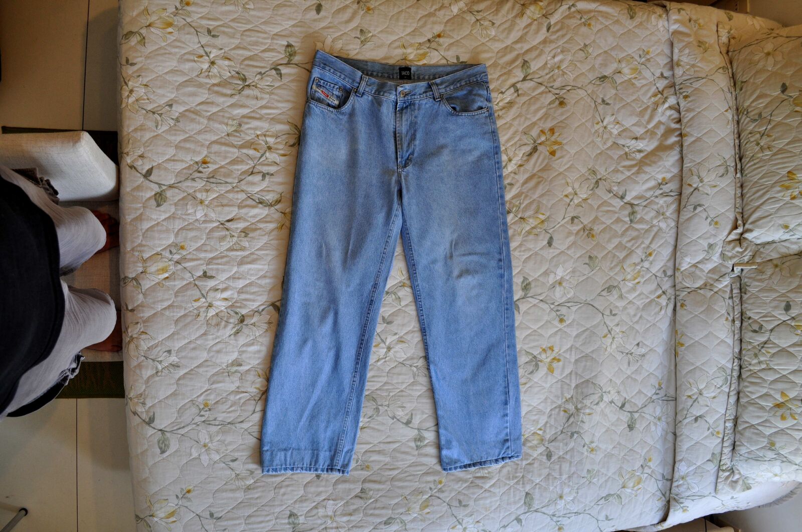 Nikon D5000 sample photo. Blue, jeans, pants, bed photography