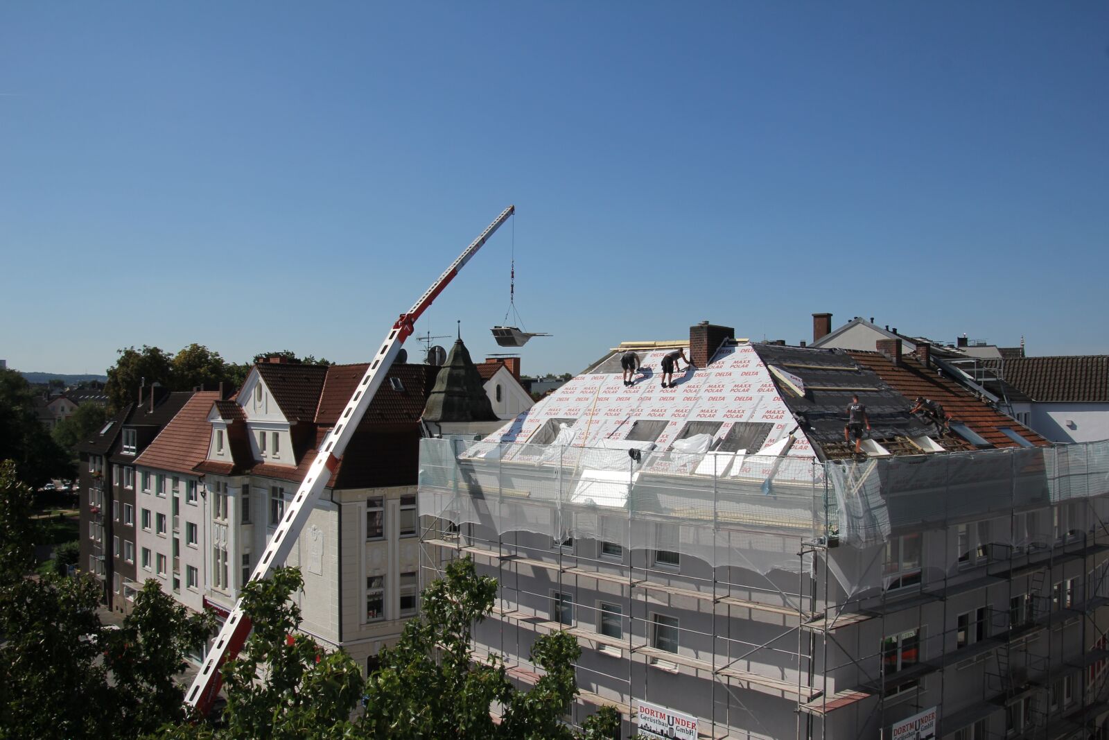 Canon EOS 60D sample photo. Roofers, roofing work, wool photography