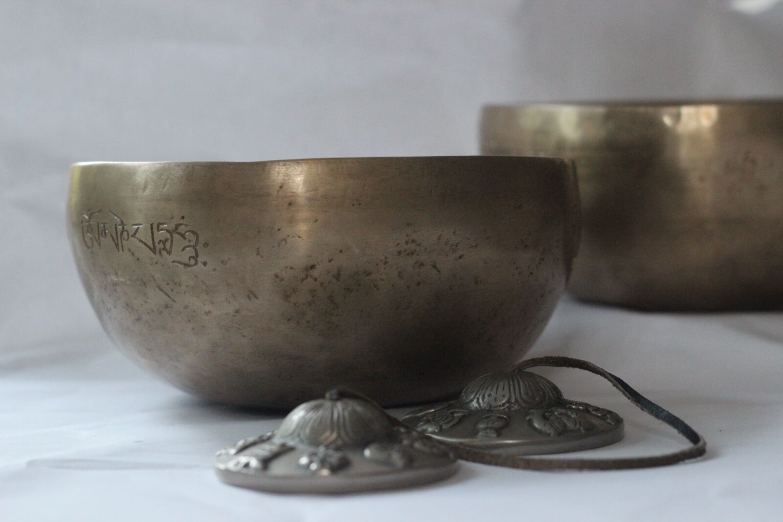 Canon EOS 600D (Rebel EOS T3i / EOS Kiss X5) + Canon EF 50mm F1.8 II sample photo. Singing bowls, singing bowl photography