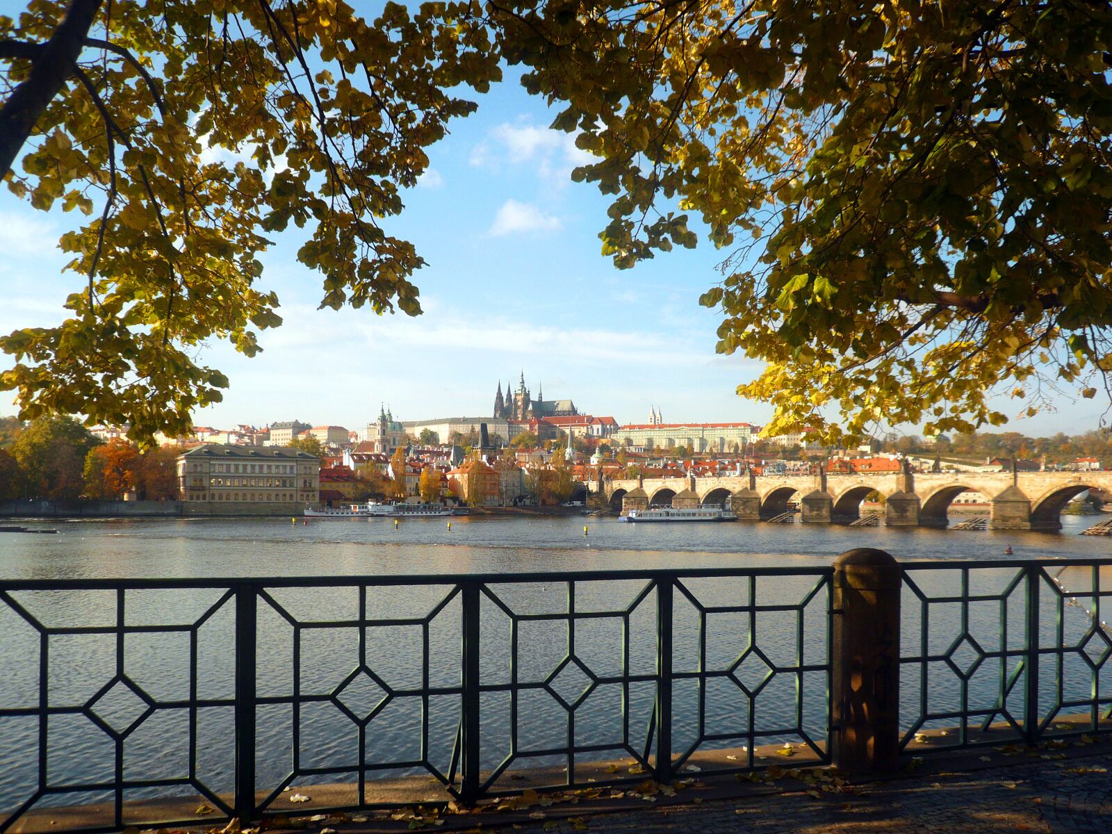 Panasonic DMC-FX100 sample photo. Prague, vltava, castle photography