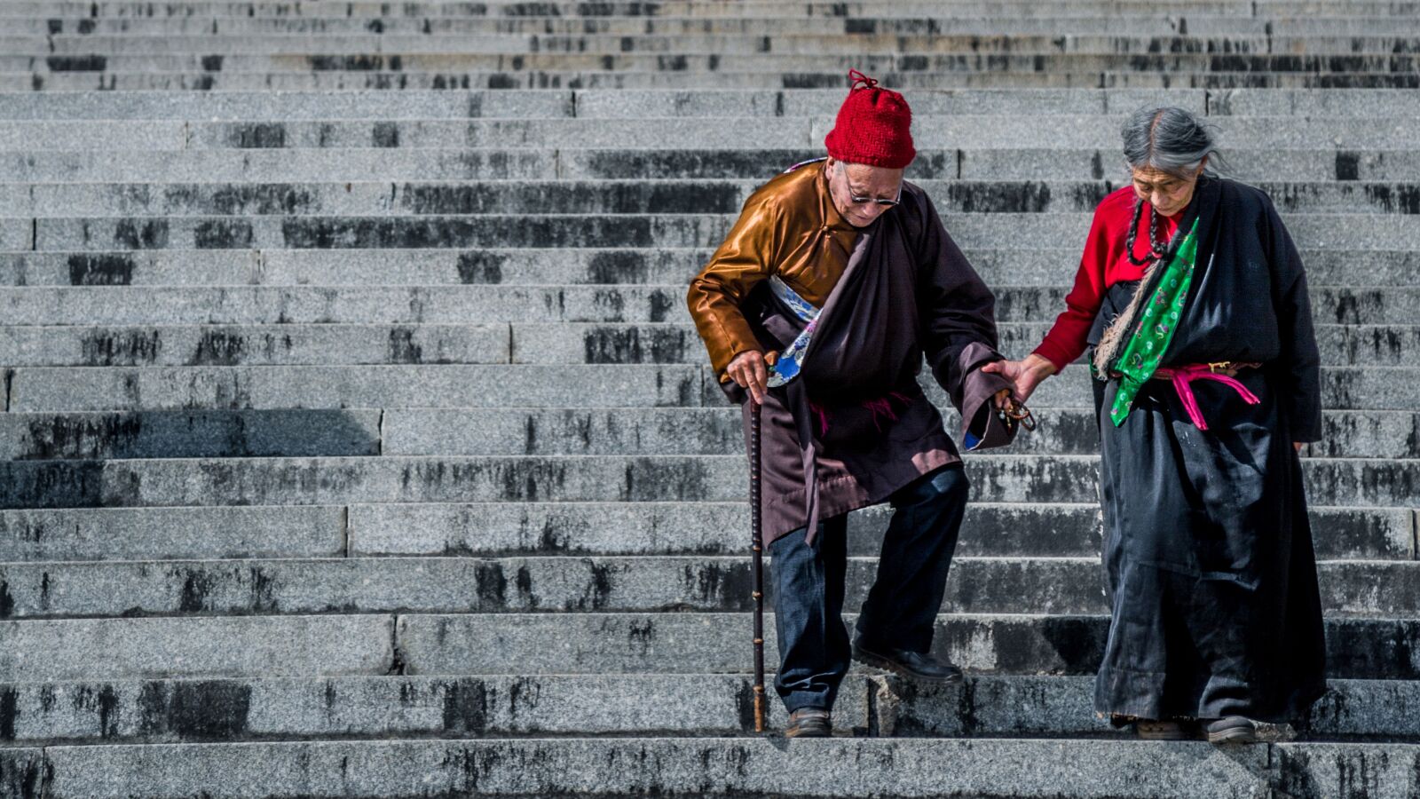 Canon EF 24-105mm F4L IS USM sample photo. The old man, stairs photography