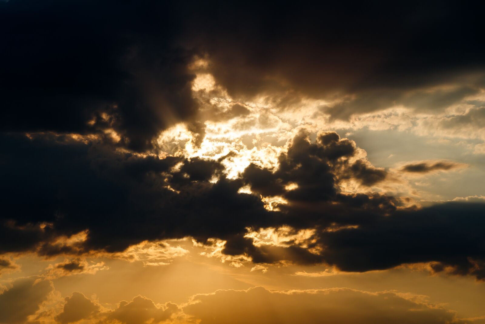 Canon EF-S 18-135mm F3.5-5.6 IS USM sample photo. Clouds, sky, nature photography