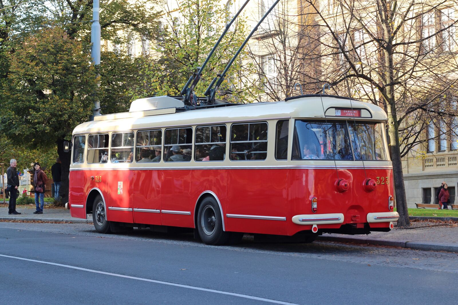Canon EOS 700D (EOS Rebel T5i / EOS Kiss X7i) + Canon EF 50mm F1.8 STM sample photo. Trolley, old, retro photography
