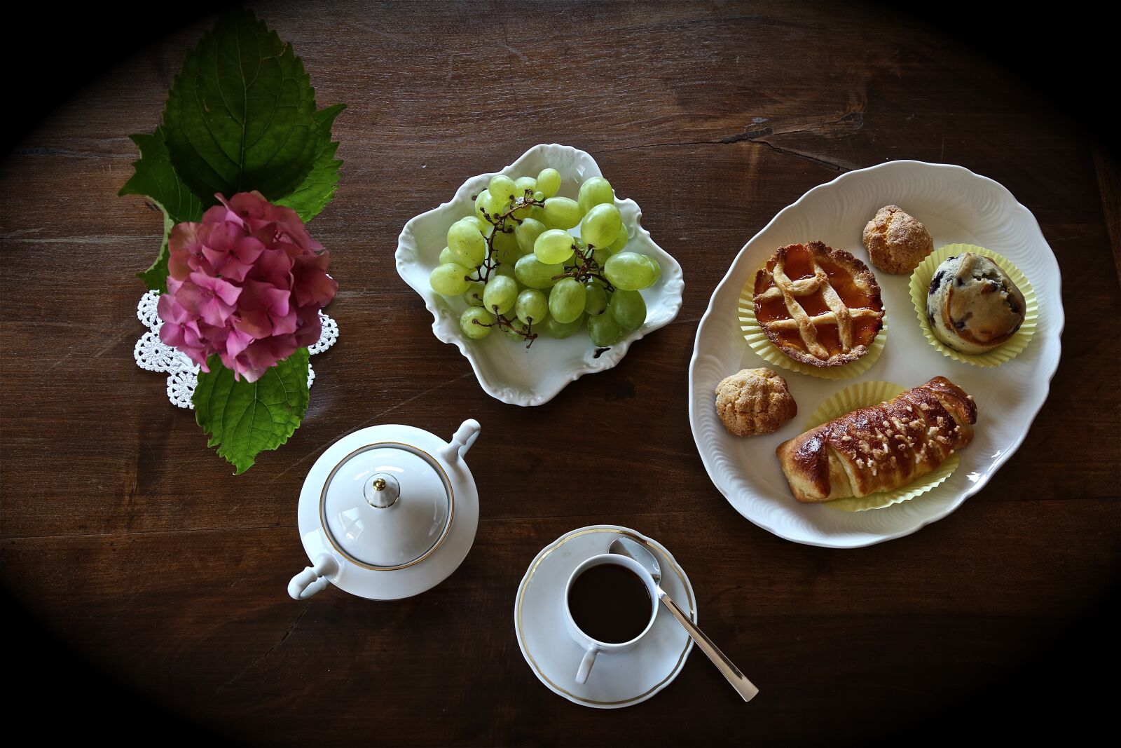 Canon EOS 5D Mark III sample photo. Breakfast, coffee, biscuits photography