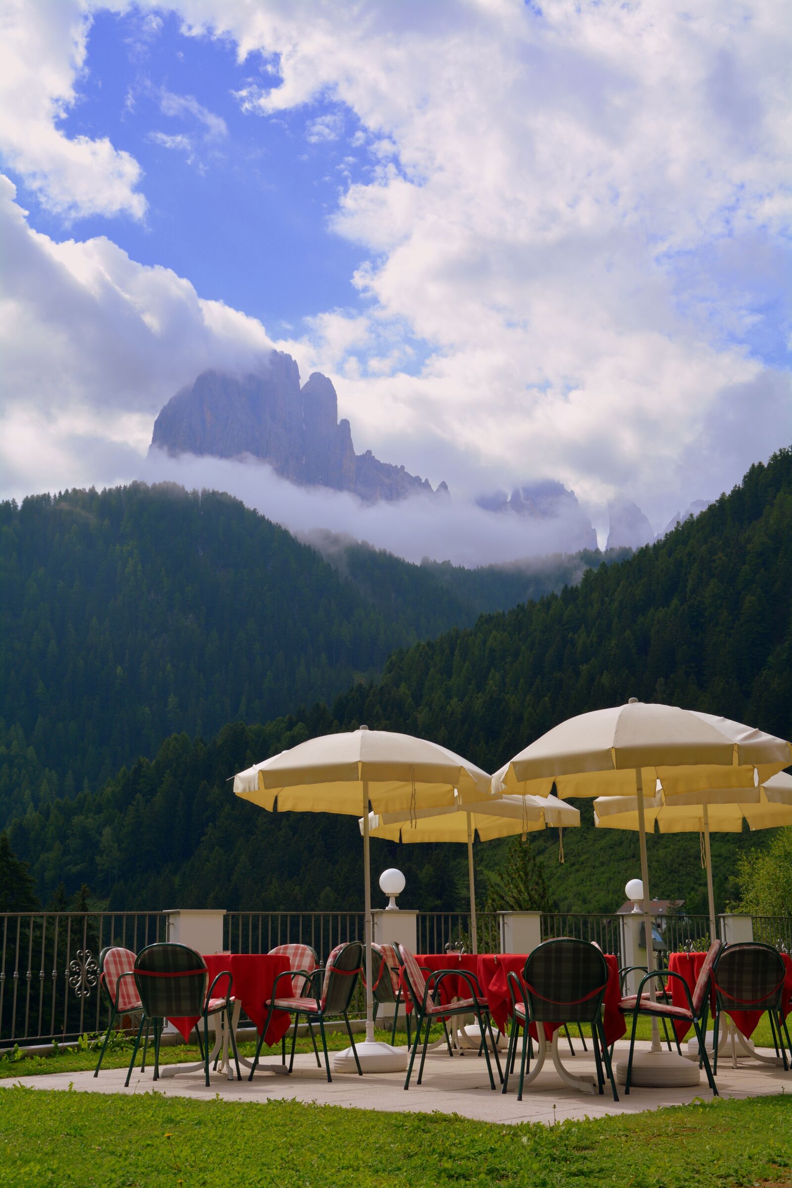 Nikon D7100 sample photo. Umbrellas, mountain, dolomites photography