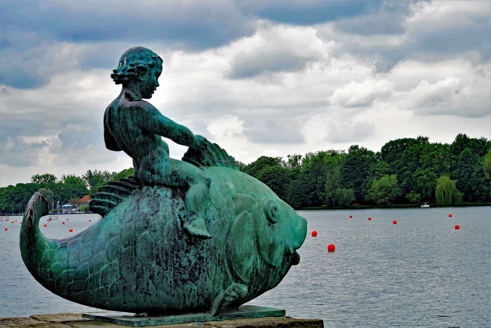 Pentax K-S2 sample photo. Lake maschsee, figure, fish photography