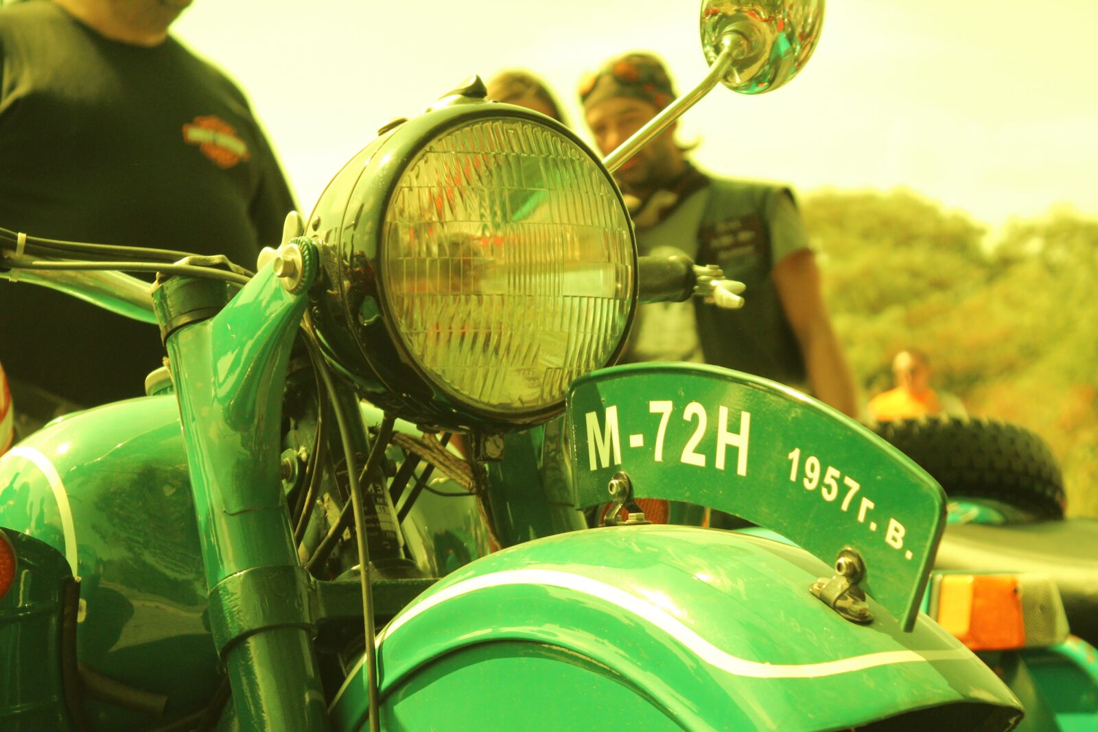 Canon EOS 600D (Rebel EOS T3i / EOS Kiss X5) sample photo. Motorcycles, vintage, green photography