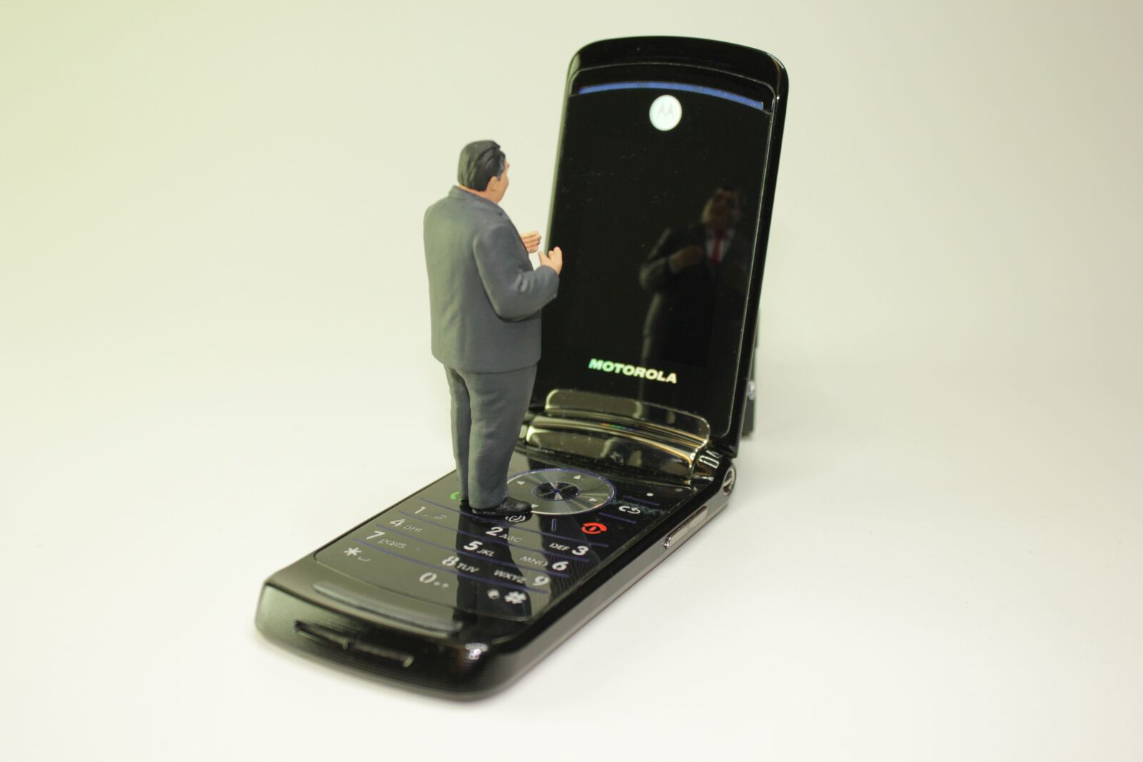 Canon EOS 550D (EOS Rebel T2i / EOS Kiss X4) sample photo. Miniature figures, cellphone, mirror photography