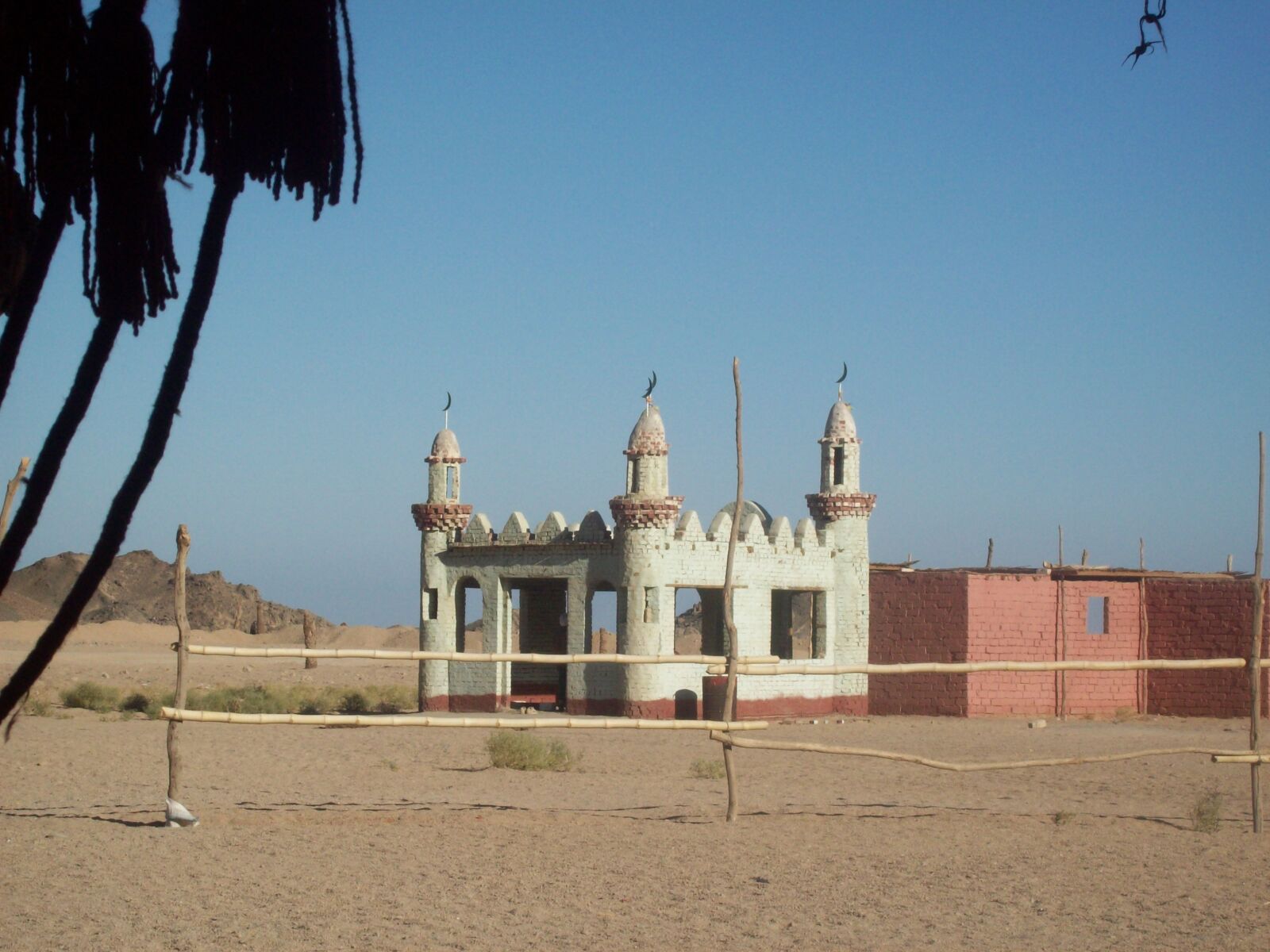 Kodak EASYSHARE C813 ZOOM DIGITAL CAMERA sample photo. Mosque, desert, hurghada photography