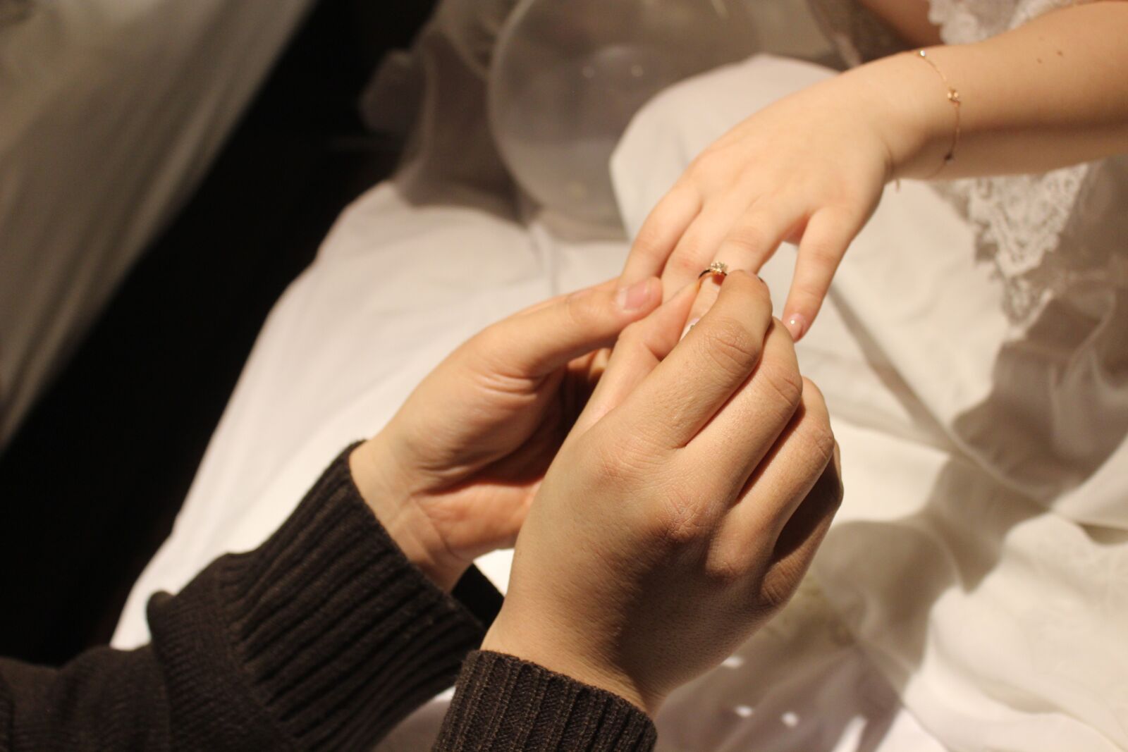 Canon EOS 600D (Rebel EOS T3i / EOS Kiss X5) sample photo. Flirt, diamond ring, wedding photography