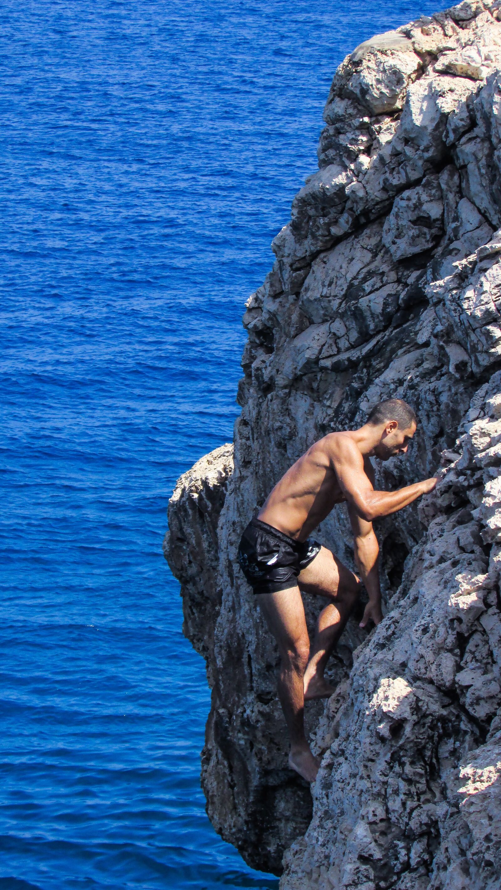 Canon PowerShot SX400 IS sample photo. Climbing, rock, sea photography