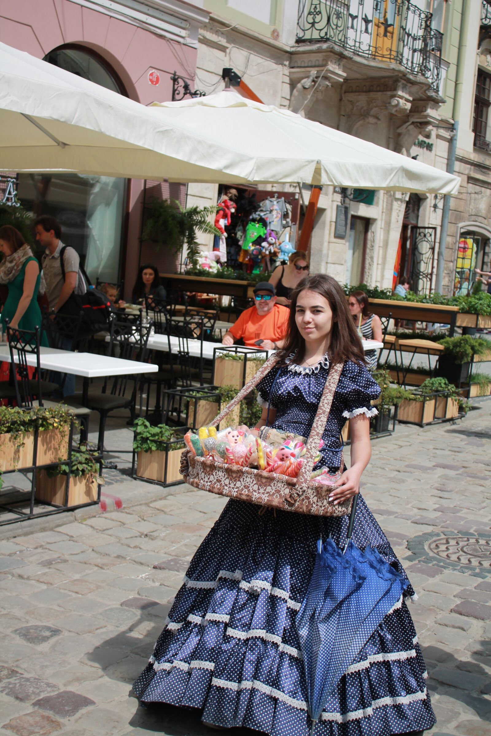 Canon EOS 1100D (EOS Rebel T3 / EOS Kiss X50) sample photo. Girl, saleswoman, ukraine photography