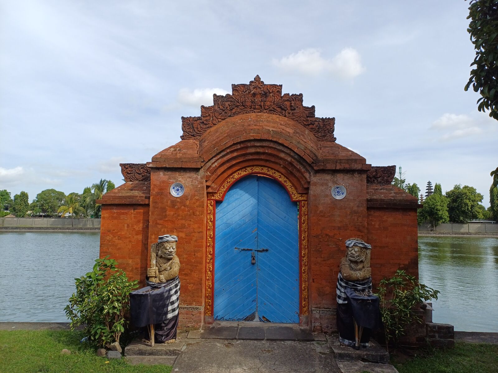 Samsung Galaxy A34 5G sample photo. Pintu gerbang istana air photography