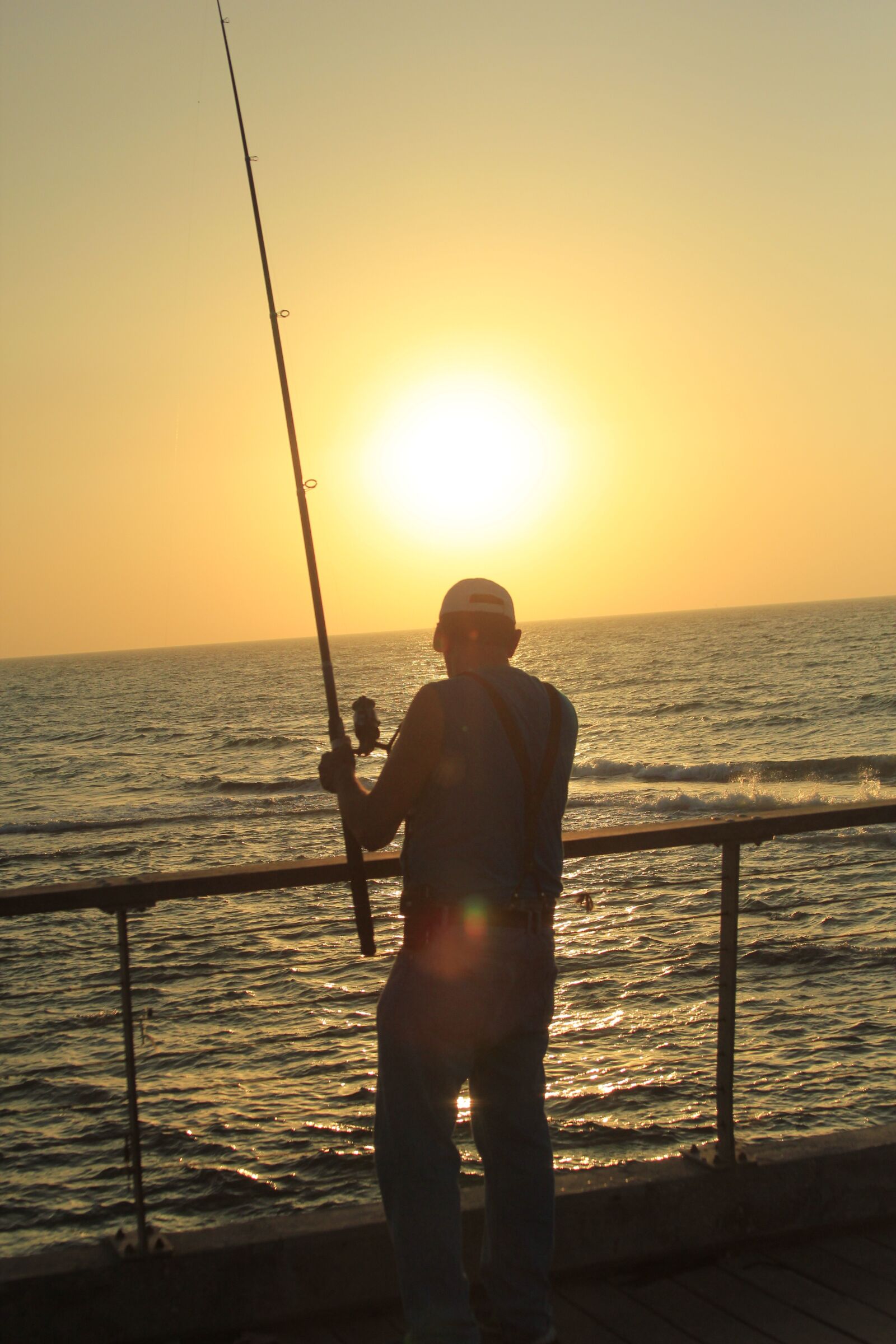 Canon EOS 550D (EOS Rebel T2i / EOS Kiss X4) sample photo. Sea, fishing, sunset photography