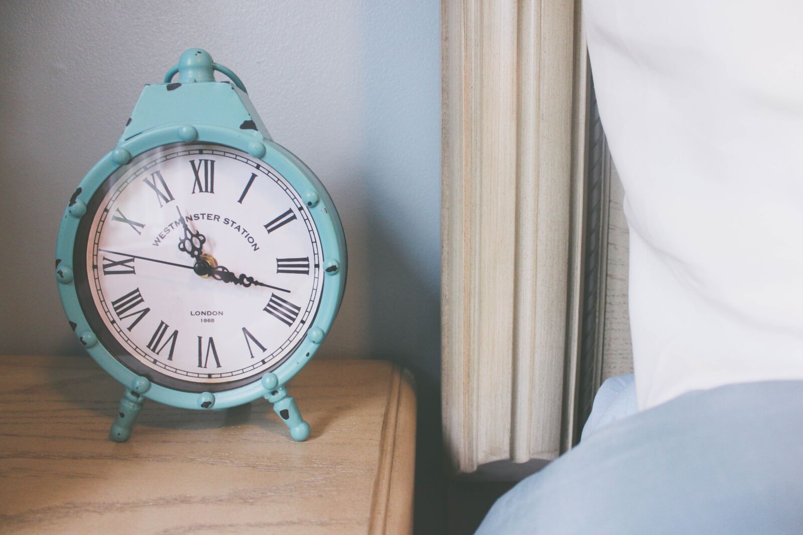Canon EOS 600D (Rebel EOS T3i / EOS Kiss X5) sample photo. Clock, teal, bedroom photography