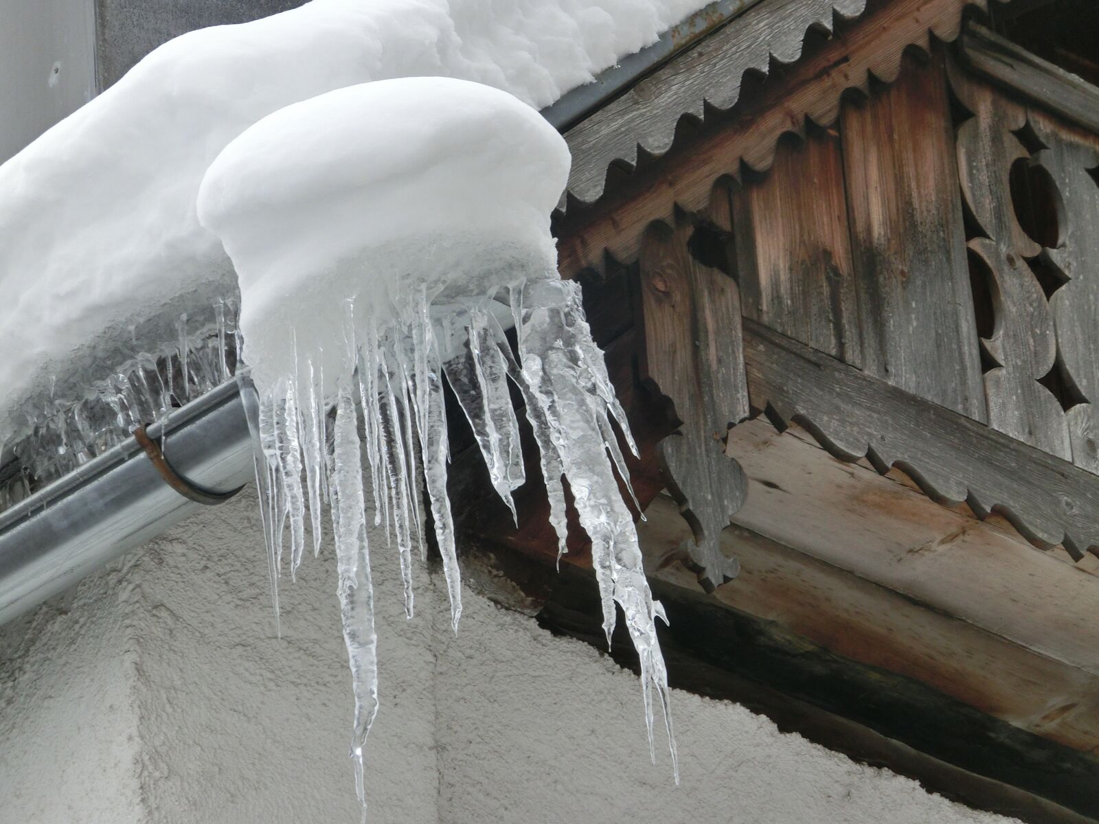 CASIO EX-ZR200 sample photo. Snow, ice, icicle photography