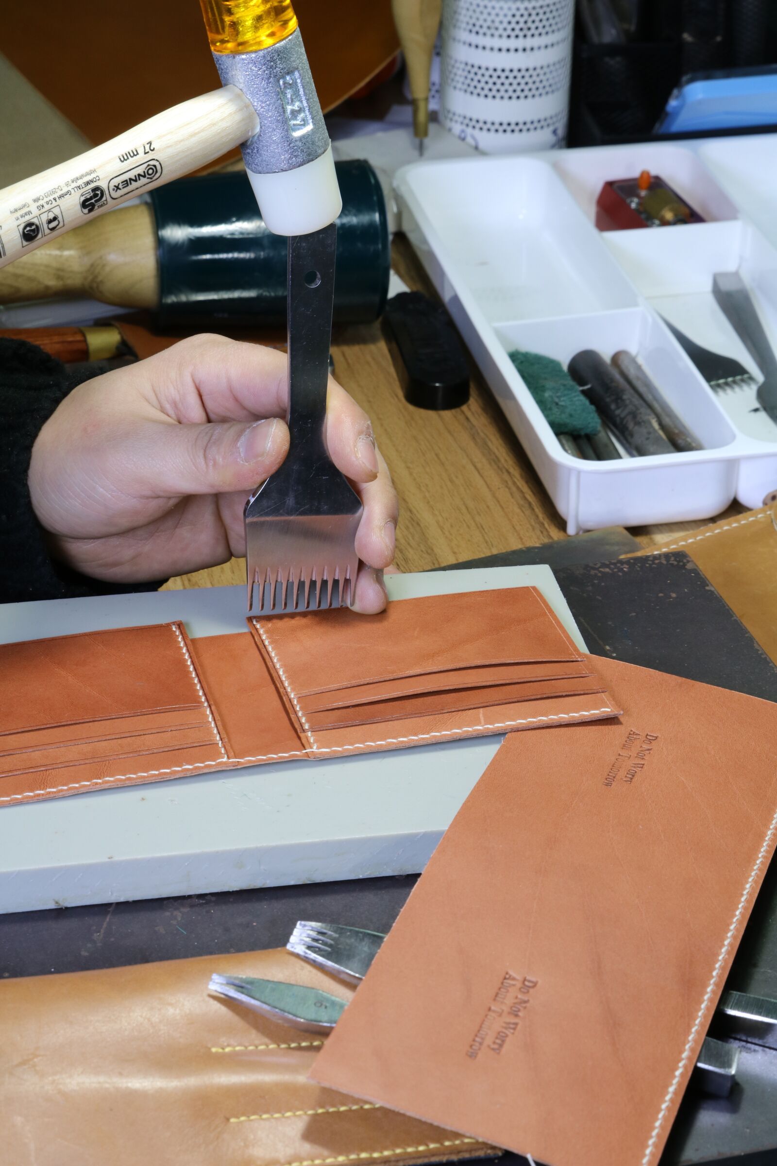 Canon EOS 750D (EOS Rebel T6i / EOS Kiss X8i) sample photo. Technique, leather, leather craft photography