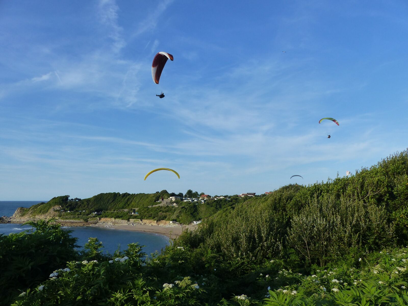 Panasonic Lumix DMC-FZ200 sample photo. Paragliding, side, basque photography