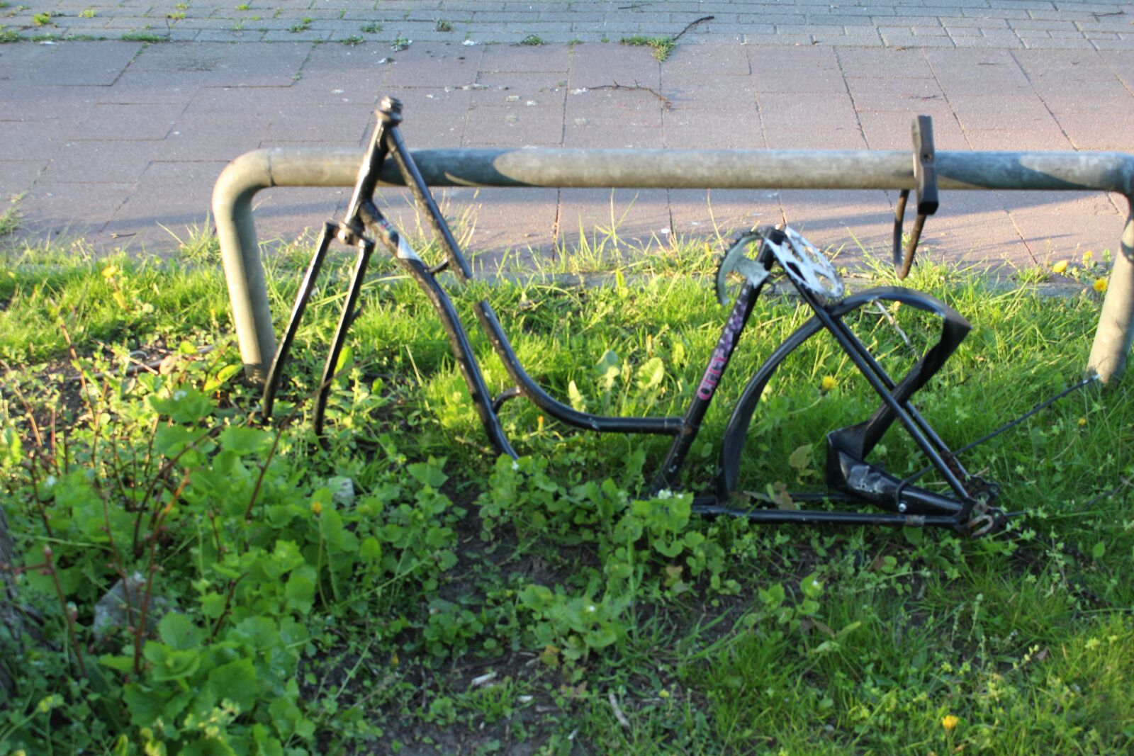 Canon EOS 100D (EOS Rebel SL1 / EOS Kiss X7) sample photo. Bike, broken, theft photography