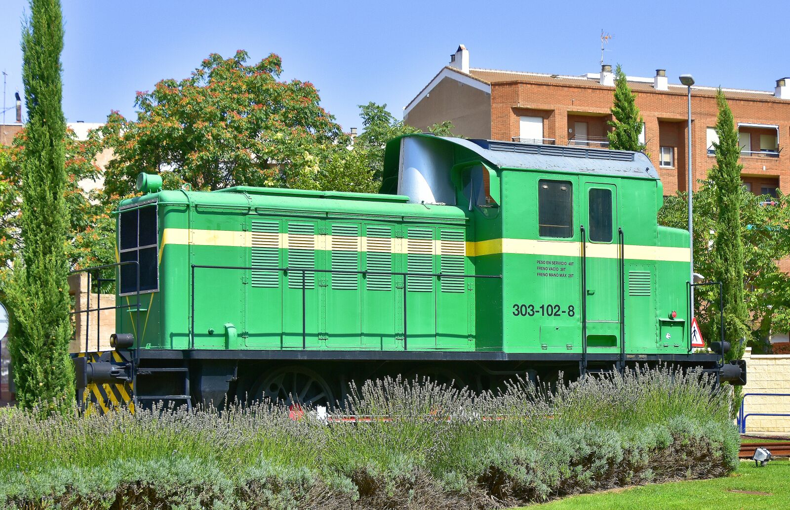 Nikon D7200 sample photo. Train, street, monument photography