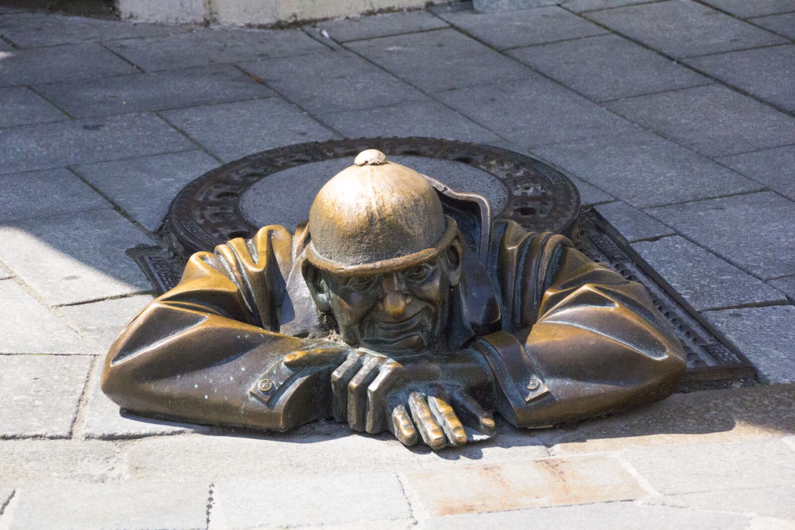 Canon EOS 60D sample photo. Bratislava, man, manhole cover photography