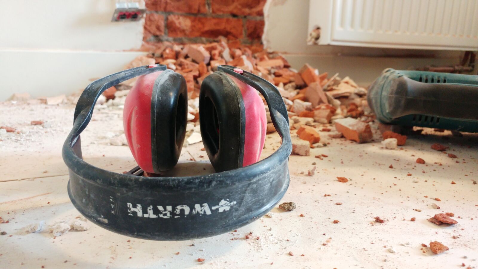 LG G5 sample photo. Construction worker, hearing protector photography