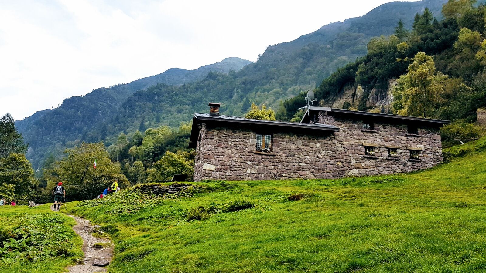 Samsung Galaxy S7 Edge sample photo. Baita, mountain, refuge photography