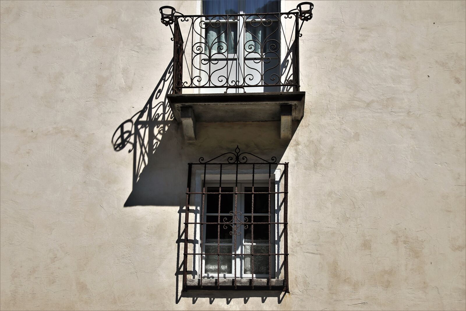 Canon EOS 80D sample photo. Old windows, balcony, facade photography