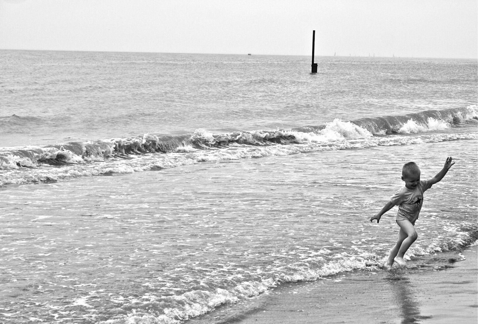 Canon EOS 1000D (EOS Digital Rebel XS / EOS Kiss F) sample photo. Beach, sea, childhood photography
