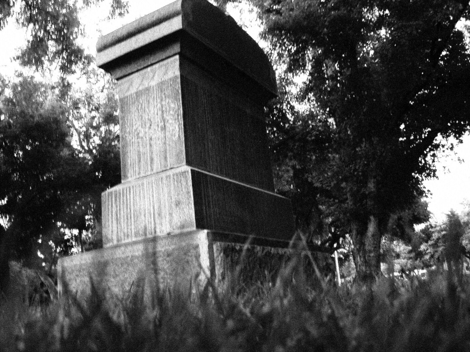 Olympus E-10 sample photo. Cement, chiseled, dark, death photography