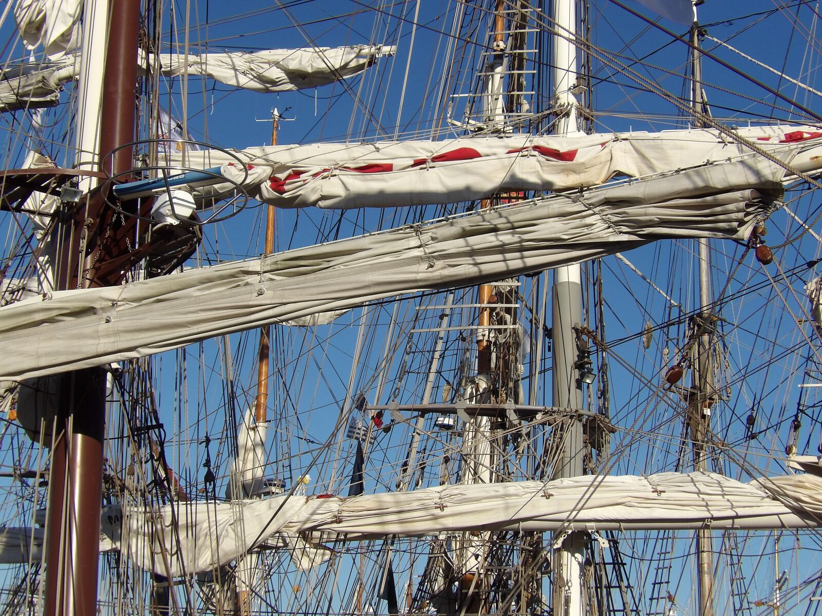 Kodak PIXPRO AZ521 sample photo. Mast, sailboat, strings photography