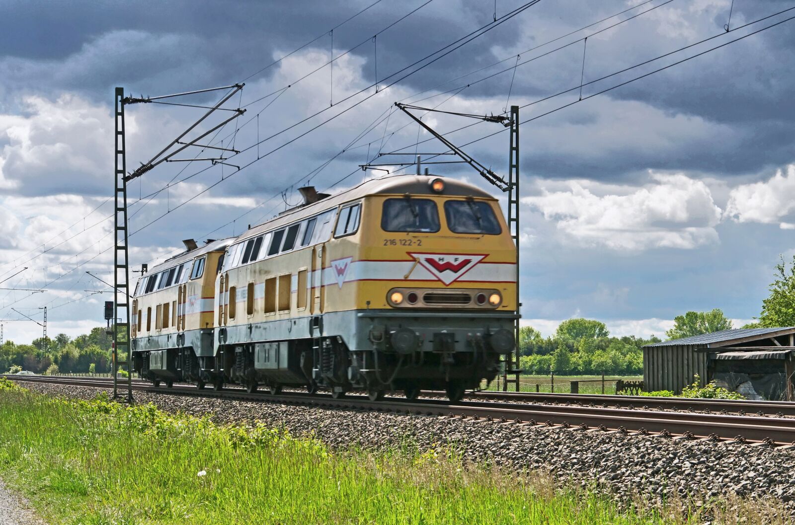 Panasonic Lumix DC-G9 sample photo. Diesel locomotive, couple, track photography