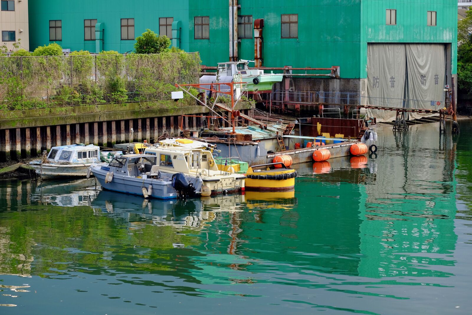 Fujifilm XF 55-200mm F3.5-4.8 R LM OIS sample photo. Boat yard, canal, repair photography