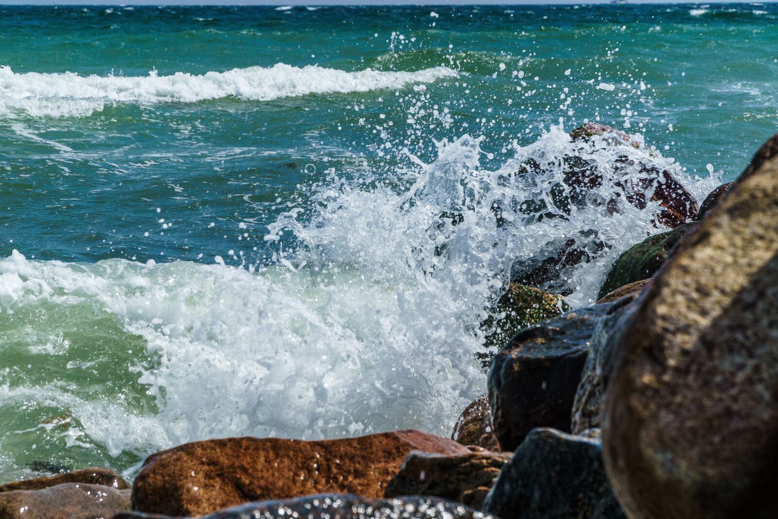 Sony a6000 + Sony E PZ 18-105mm F4 G OSS sample photo. Baltic sea, wave, beach photography
