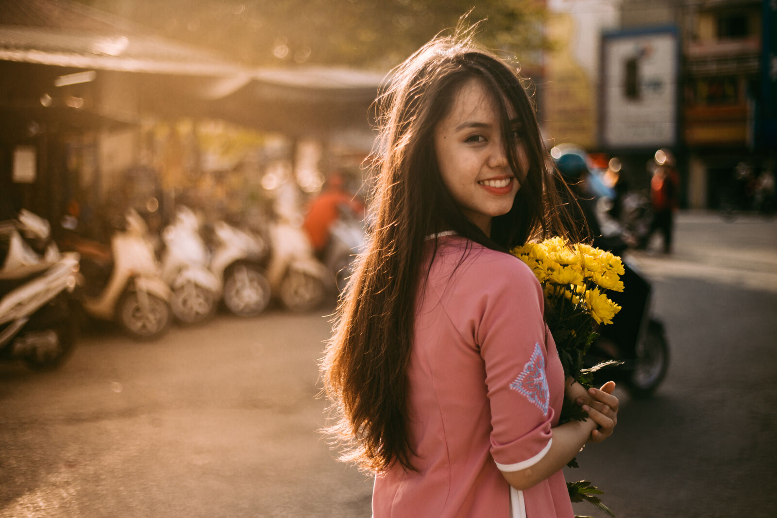 Canon EF 50mm F1.8 STM sample photo. Bouquet, daisy, girl, smiling photography