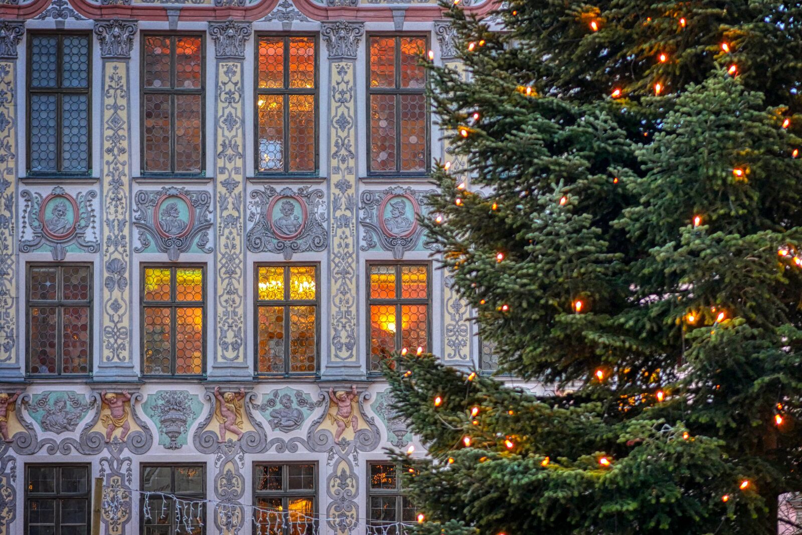 Panasonic Lumix DMC-GX8 sample photo. Town hall, christmas, glass photography
