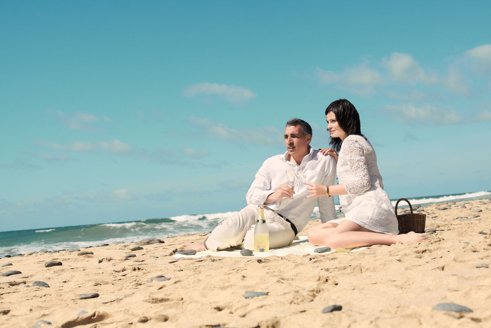 Canon EOS 50D sample photo. Adult, affectionate, alcohol, beach photography