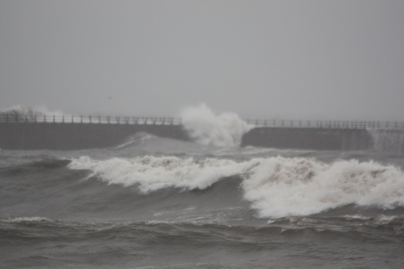 Canon EOS 450D (EOS Rebel XSi / EOS Kiss X2) sample photo. Sunderland, wild, waves photography