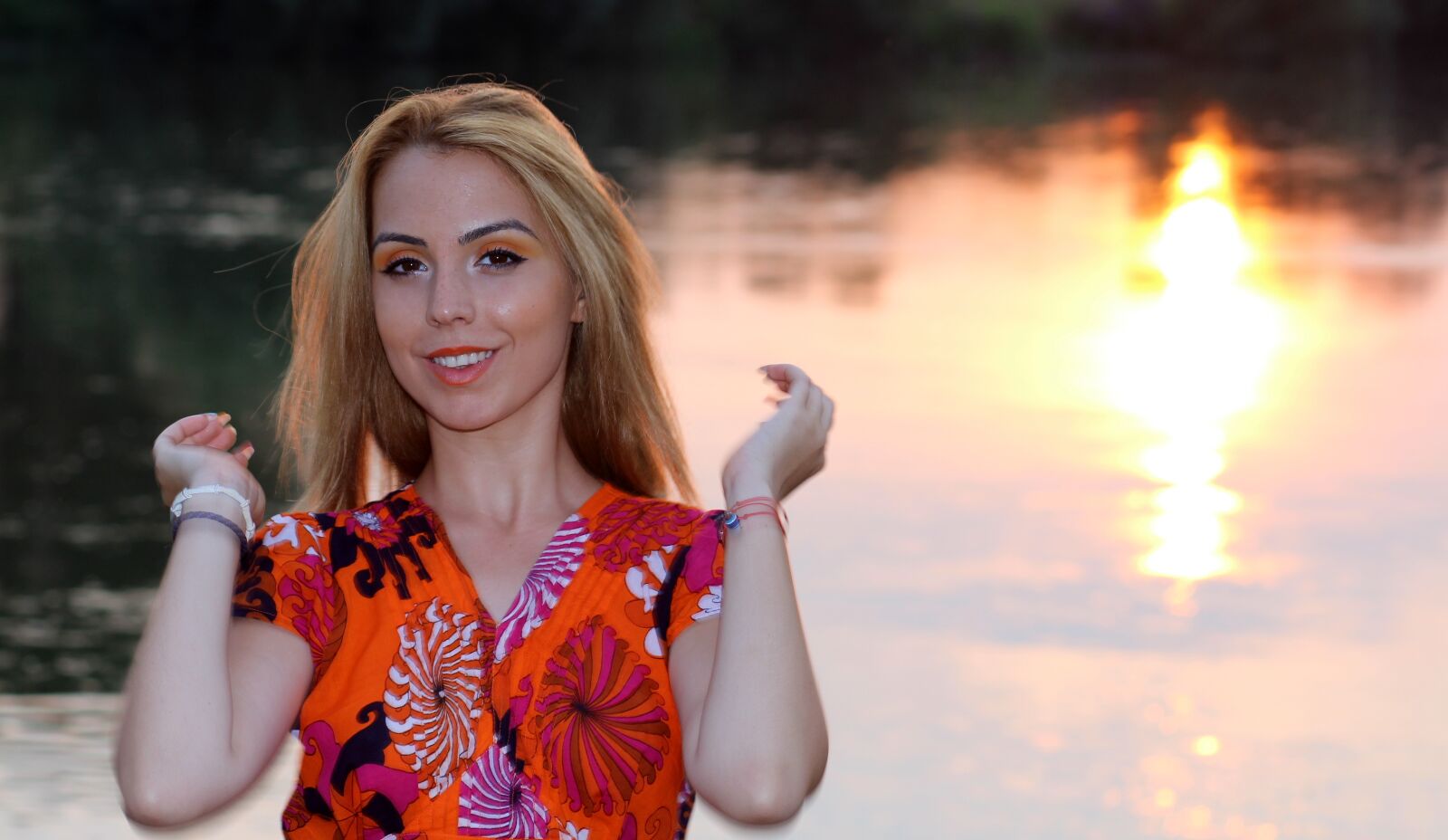 Canon EOS 700D (EOS Rebel T5i / EOS Kiss X7i) + Canon EF 85mm F1.8 USM sample photo. Girl, sunset, lake photography