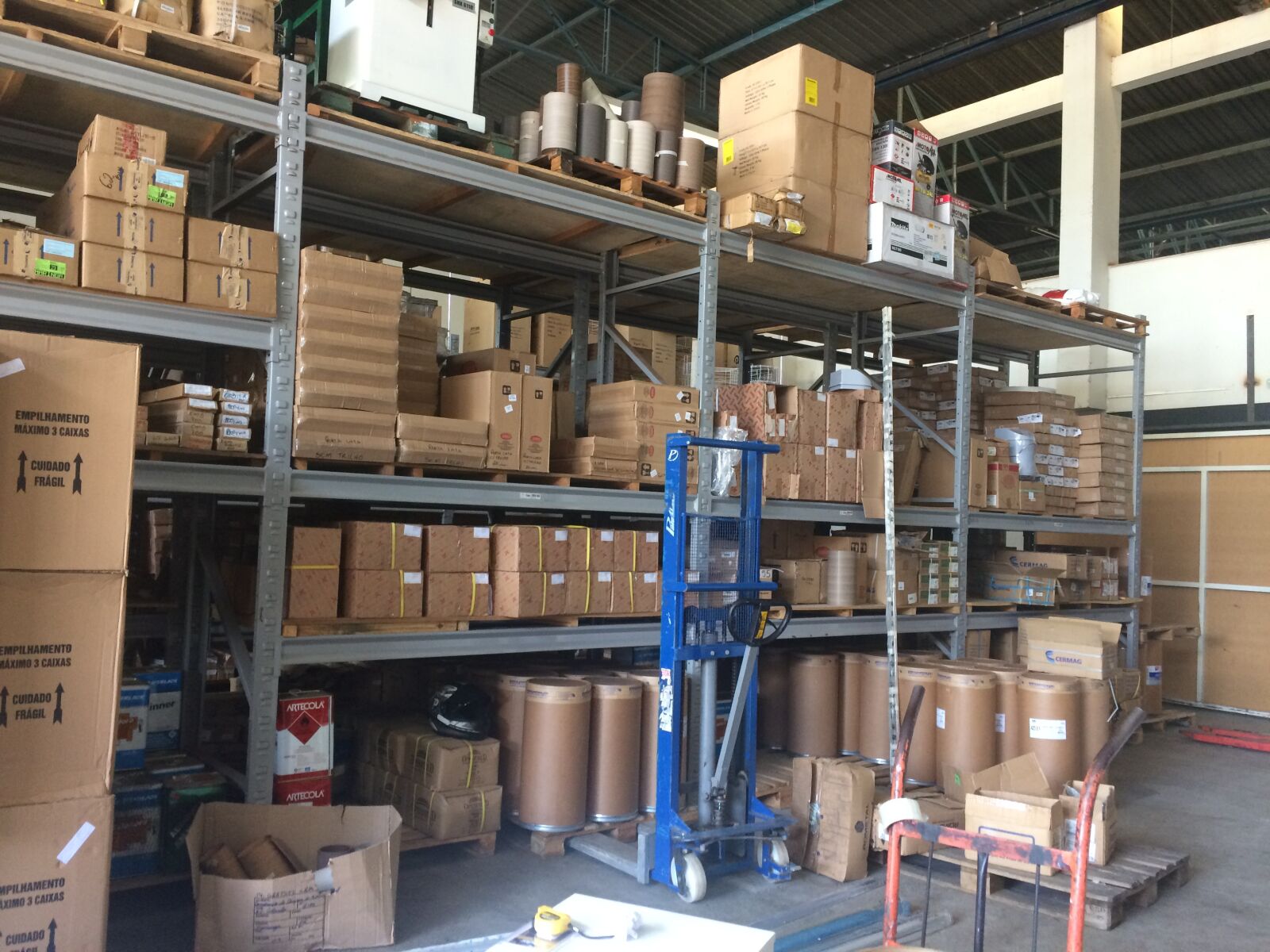 iPhone 5s back camera 4.15mm f/2.2 sample photo. Estocagem, stock, logistic photography