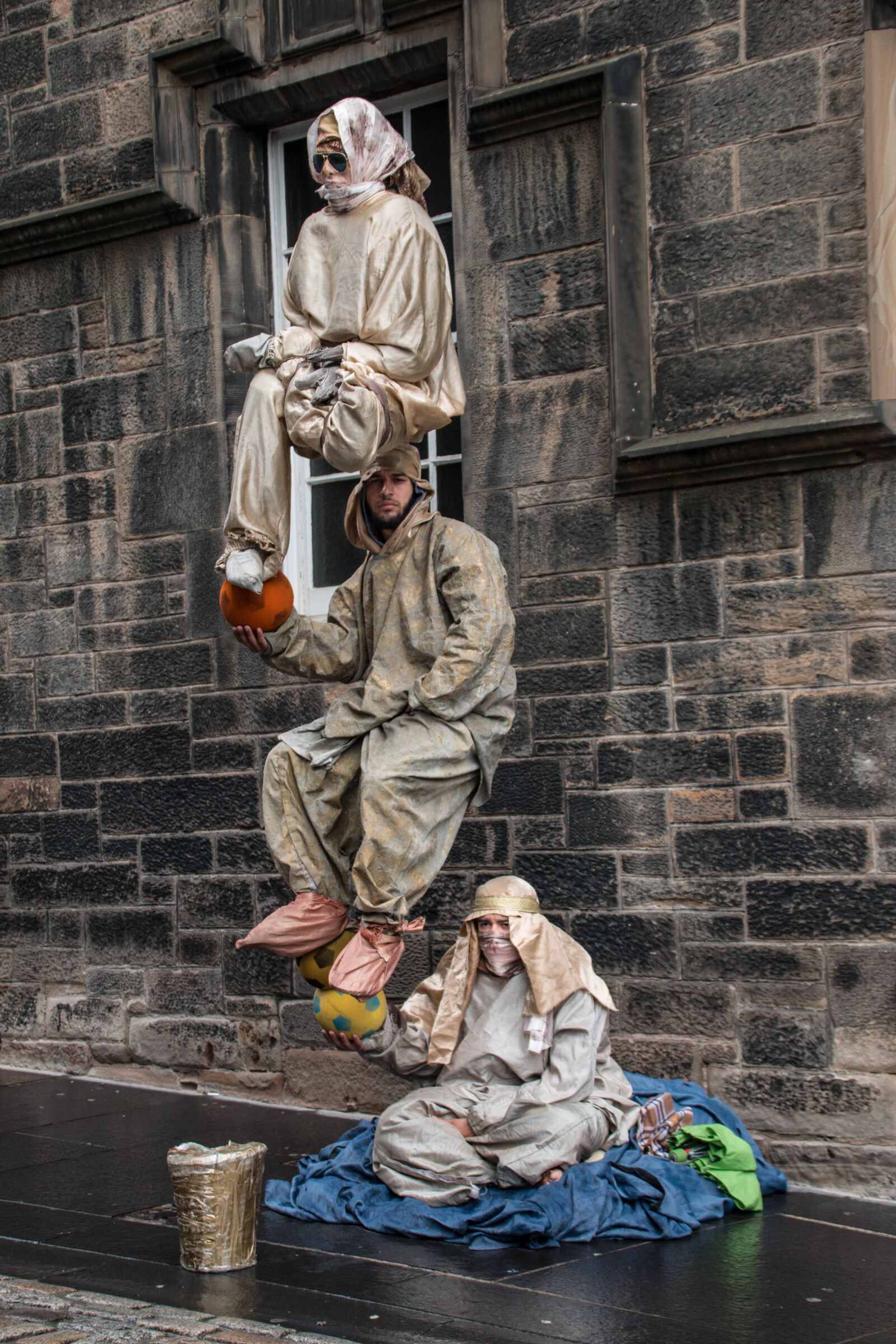 Canon EOS 70D sample photo. Street, entertainers, edinburgh photography