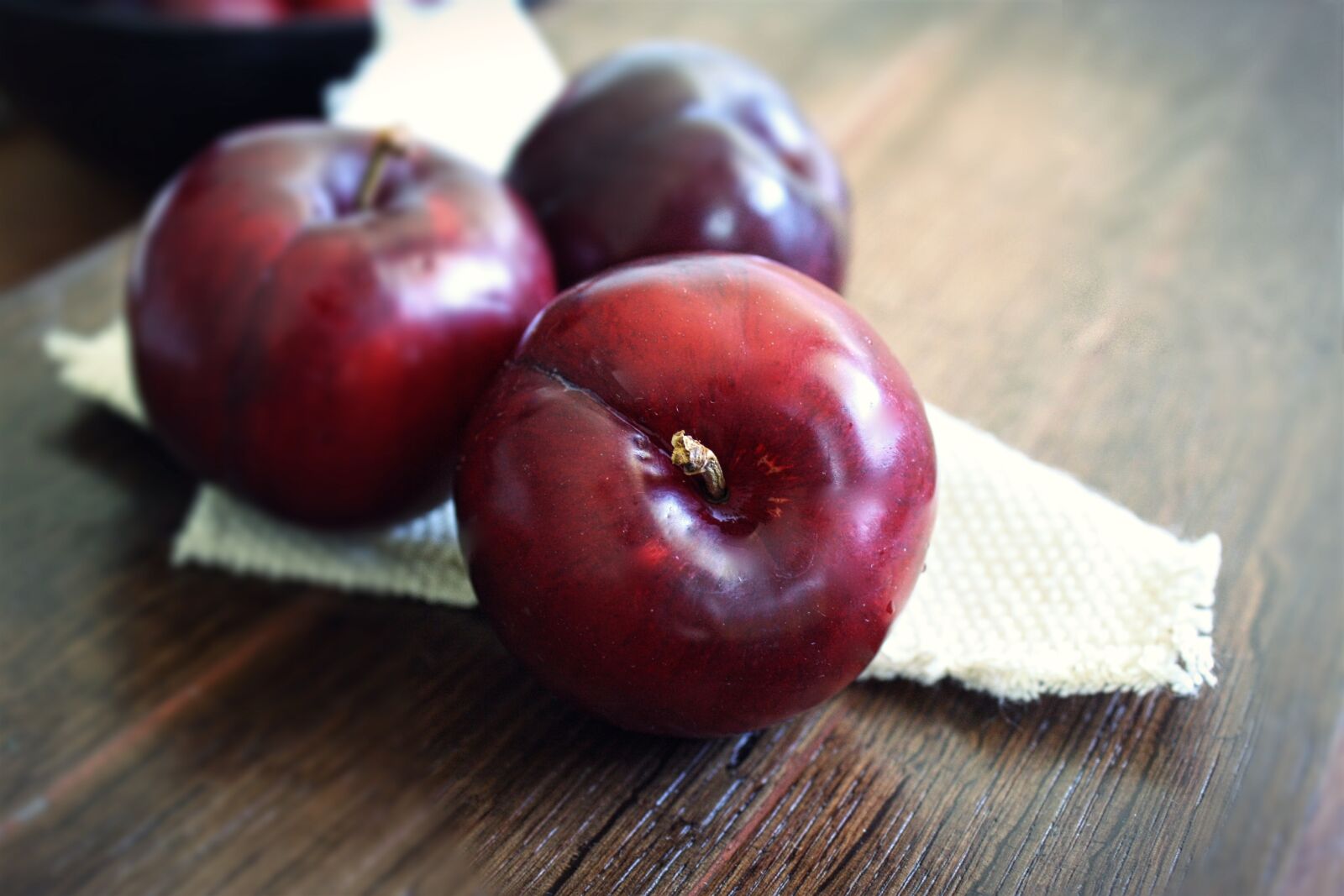 Canon EOS 1000D (EOS Digital Rebel XS / EOS Kiss F) sample photo. Plum, fruit, food photography