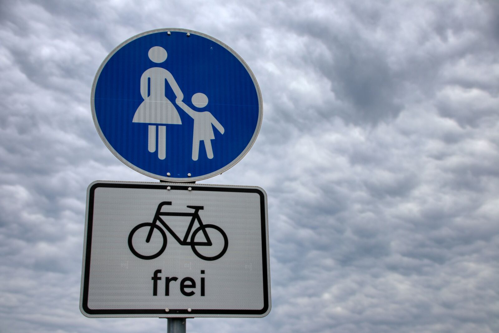 Canon EOS 80D sample photo. Cycle path, cyclists, bike photography
