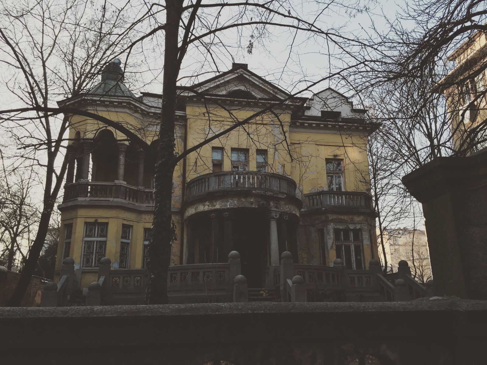 iPhone 6 back camera 4.15mm f/2.2 sample photo. Beautiful, old, house, yellow photography