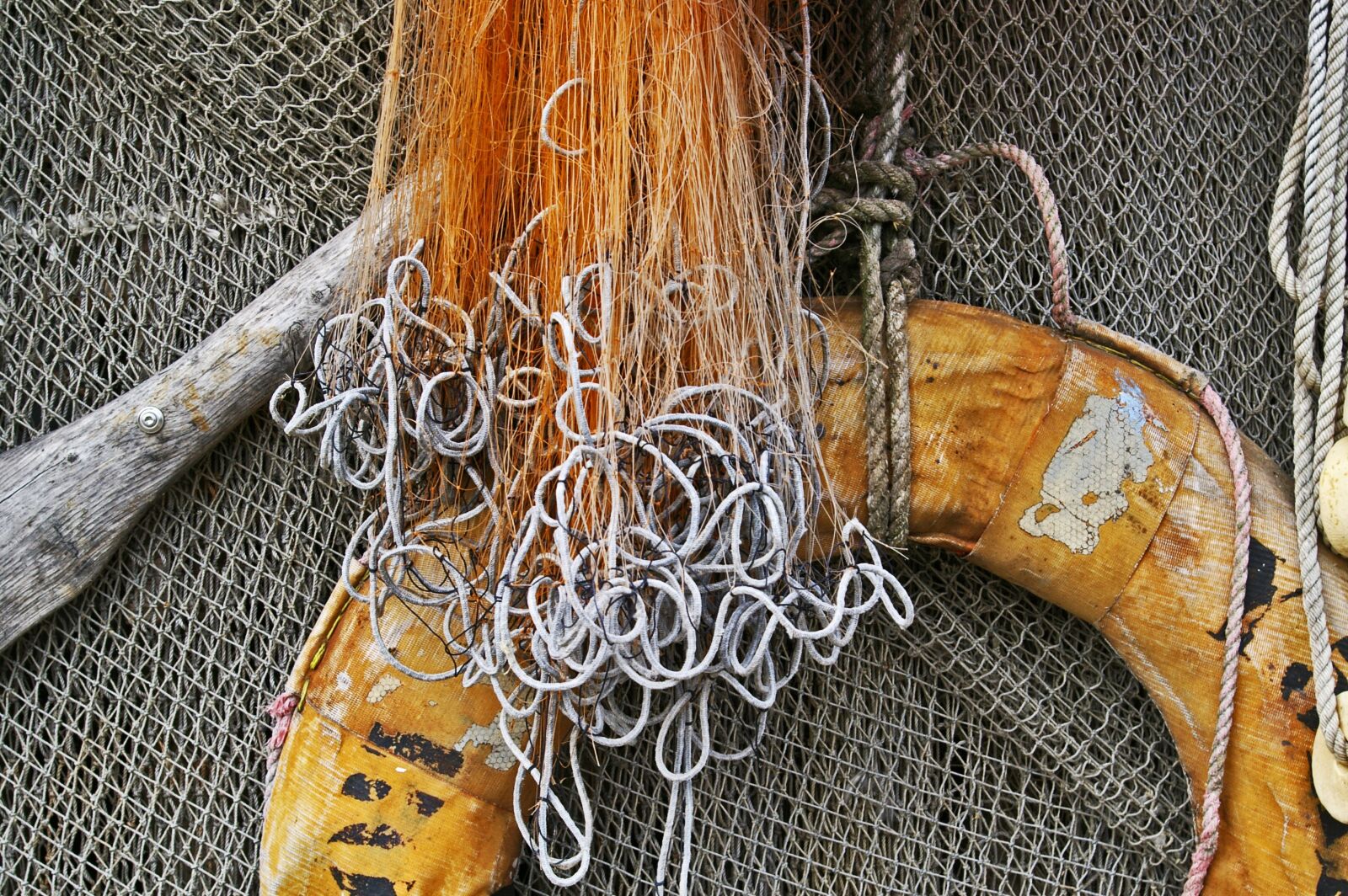 Pentax *ist DL2 sample photo. Lifebelt, fishing net, fishing photography