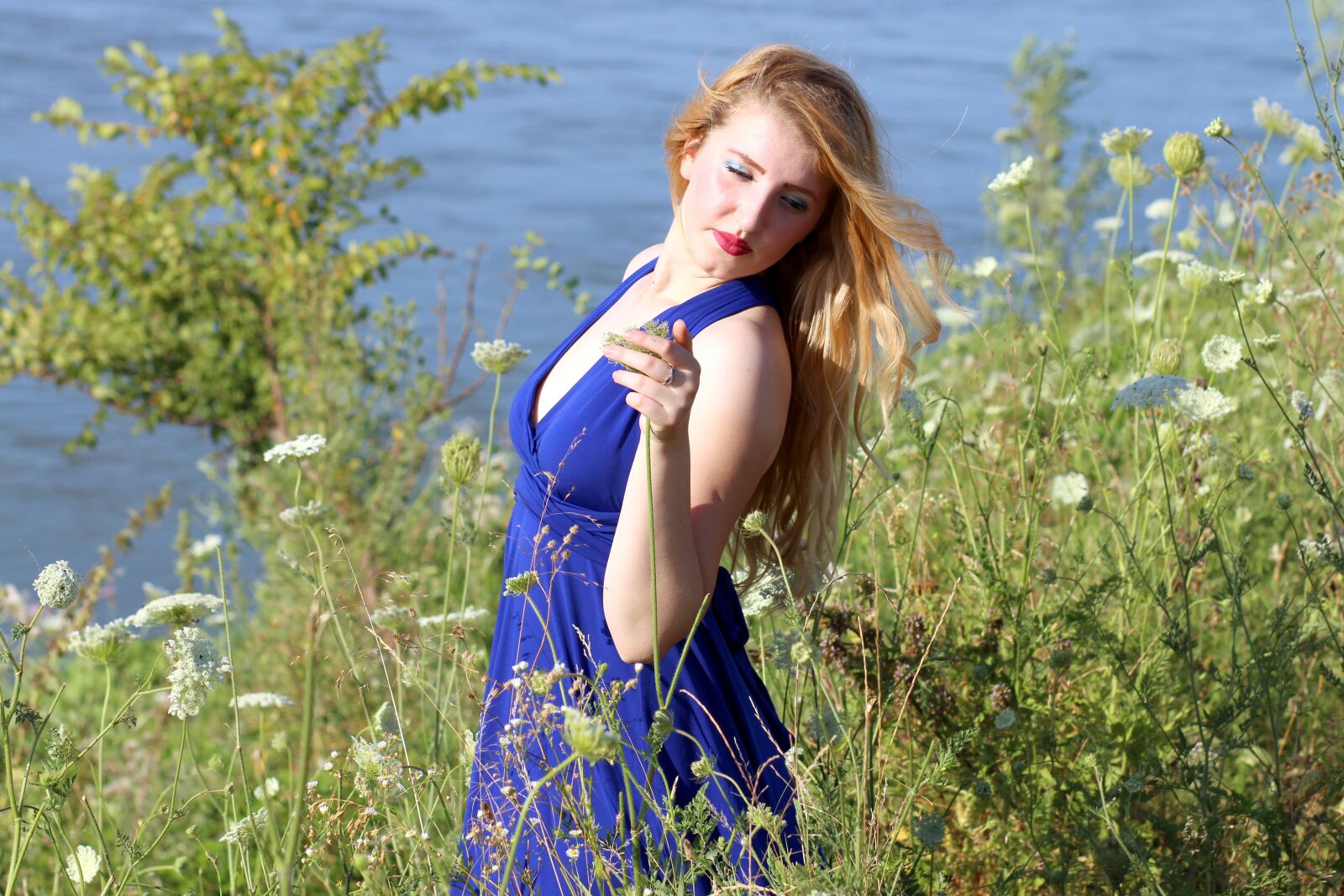 Canon EOS 700D (EOS Rebel T5i / EOS Kiss X7i) + Canon EF 85mm F1.8 USM sample photo. Girl, dress, blue photography