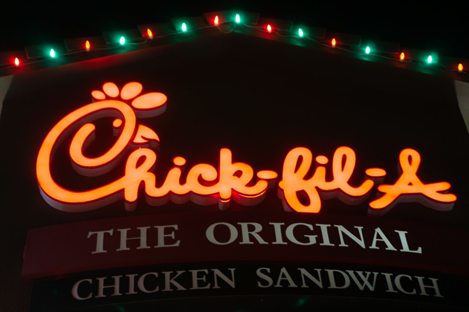Sony a6000 + Sony E 35mm F1.8 OSS sample photo. Restaurant, chick-fil-a, chicken sandwich photography