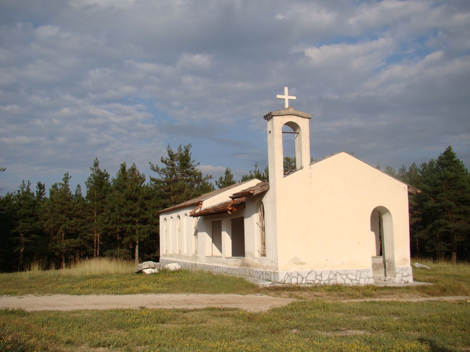 Sony Cyber-shot DSC-H50 sample photo. Church, green, sky photography