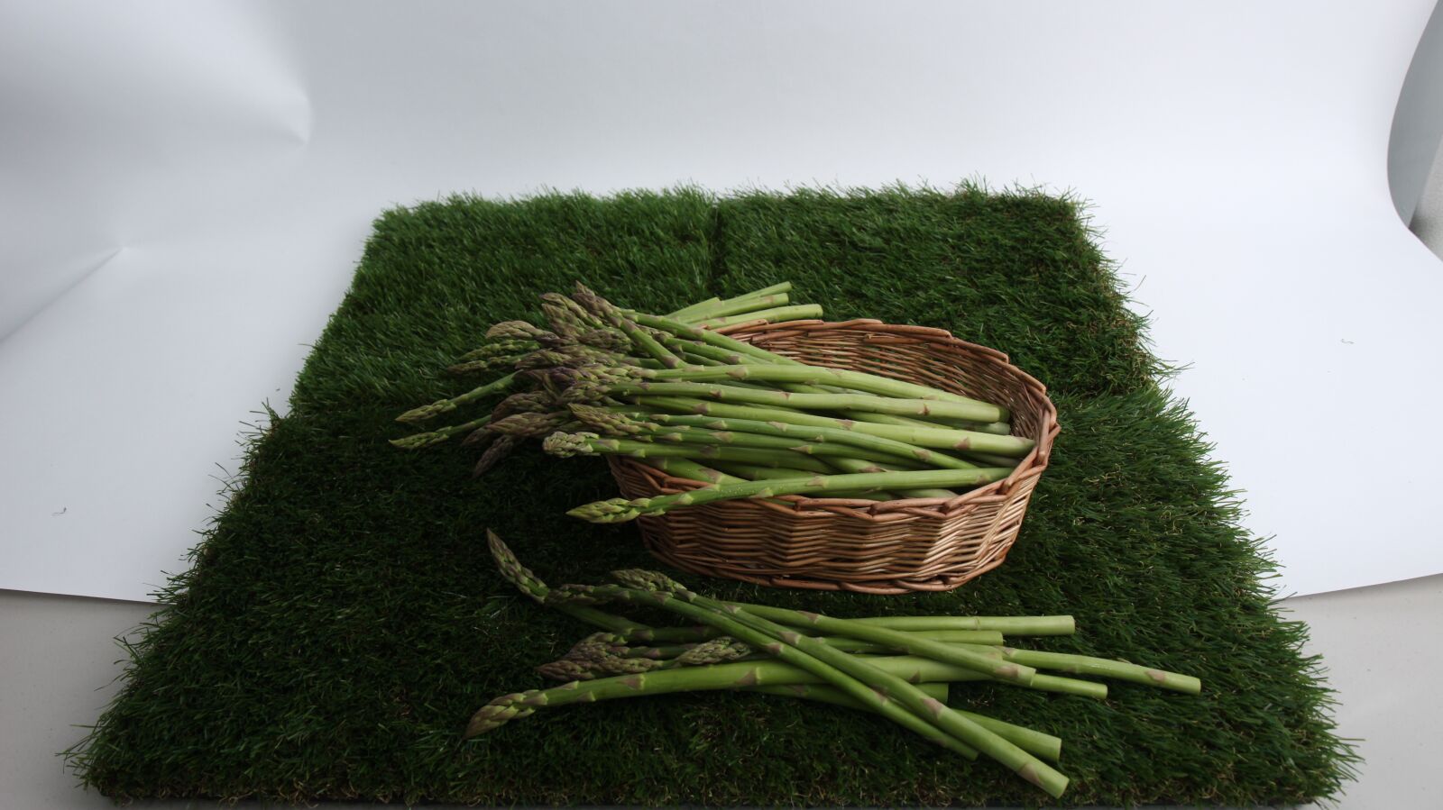 Canon EOS 100D (EOS Rebel SL1 / EOS Kiss X7) sample photo. Asparagus, gangwon asparagus, both photography