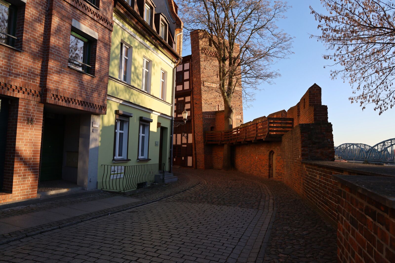 Canon RF 24-105mm F4L IS USM sample photo. Gothic, the curve, tower photography
